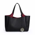 Borsa tote grande in pelle nera con interno rosso e ciondolo a forma di albero dorato - Nero