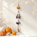 Dettaglio di ghirlanda in perline di legno per Halloween con zucca e pipistrello decorativi - Stile Zucca Auto Pipistrello