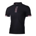 Polo da uomo nera a maniche corte con zip e dettagli a righe colorate - S / Nero