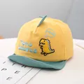Schattige gele babyhonkbalpet met dinosaurusborduursel en een blauwgroene rand tegen de zon - Eén maat / Gele Dinosaurusstijl