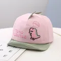 Schattige roze babyhonkbalpet met dinosauruspatch en saliegroene rand voor zonwering - Eén maat / Roze Dinosaurus Stijl