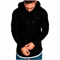 Nahaufnahme eines schwarzen langärmeligen Herren-Kapuzenshirts in Slim-Fit-Form - M / Schwarz