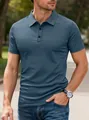 Detailopname van een blauw heren poloshirt met korte mouwen en textuur en knopen - S / Denim Blauw