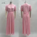 Detalle frontal y trasero del vestido largo rosa con encaje y diseño de cintura plisada - 3XL / Rosa