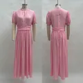 Dettaglio fronte e retro dell'abito lungo rosa con colletto in pizzo e vita alta plissettata - 3XL / Rosa