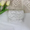 Detailansicht der weißen PU-Tasche mit Herzsteppung, Perlglanz und Druckknopf - Großes Herz / Gebrochenes Weiß