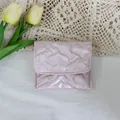 Detail der rosa herzgesteppten Aufbewahrungstasche mit weicher Textur - Großes Herz / Rosa