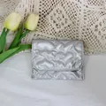 Nahaufnahme einer silbernen PU-Geldbörse mit einem süßen Herzmuster-Design. - Großes Herz / Silber