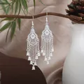 Orecchini a pendolo Miao in argento con lunghe nappe e dettagli traforati etnici - Nappa a Gemma con Struttura a Piuma (E1663-3) / Argento