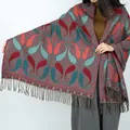 Chal vintage jacquard étnico para mujer con diseño de cachemira en rojo y verde azulado - Estilo Jacquard de Cachemira con Borlas / Rojo y Azul Pavo Real