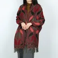 Elegante chal de jacquard étnico vintage con estampados de cachemira y borlas - Estilo Jacquard de Cachemira con Borlas / Negro y Rojo
