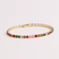Elegante bracciale tennis arcobaleno in zirconia cubica dorata su sfondo rosa chiaro - Base Oro - Pietra Multicolore