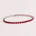 Elegantes silberfarbenes Tennisarmband mit funkelnden runden roten Zirkonia-Steinen - Silberne Basis - Roter Stein