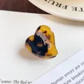 Piccola molletta per capelli a cuore in acetato con classico motivo tartarugato marrone - 2.3cm / Tartarugato Caffè