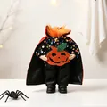 Détail d'une décoration de démon d'Halloween sans tête avec paillettes tenant une citrouille - Noir