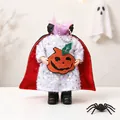 Vue détaillée d'une figurine d'Halloween sans tête avec robe à paillettes et citrouille. - Blanc