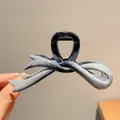 Grande pince à cheveux élégante en acrylique bleu gris avec nœud et fini brillant - Forme de nœud papillon / L / Dégradé Noir et Blanc