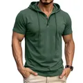 Détail d'un t-shirt à capuche Henley vert à manches courtes pour homme avec boutons. - S / Vert