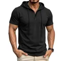 Vue de face du t-shirt à capuche Henley noir à manches courtes pour homme sur modèle - S / Noir