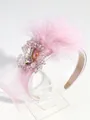 Serre-tête fascinateur de mariée rose élégant avec plumes et détails en cristal chic - Grand Nœud Plume Rose