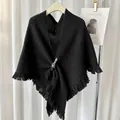 Eleganter schwarzer gestrickter Dreiecksschal mit Fransen und Leder-Schnallendetail - Schwarz