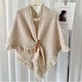 Eleganter beiger Strick-Dreiecksschal mit Fransen und Leder-Schnallendetail - Beige