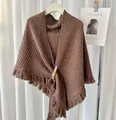 Eleganter brauner Strickschal in Dreiecksform mit Lederschnalle und Fransen-Besatz - Karamell