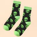 Herren Crew-Socken mit leuchtend lindgrünem Alien-Muster auf schwarzem Grund - Einheitsgröße 40-46 / Alien Stil 3