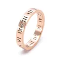 Vue rapprochée d'une bague en acier titane or rose avec chiffres romains et cristal - US 5 / Or rose