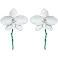 Vista dettagliata degli orecchini a orchidea bianca con steli verdi e strass chiari - Orecchini a Goccia Orchidea Bianca con Strass (Stile 2)