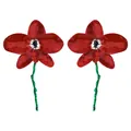Vista dettagliata di orecchini a fiore di orchidea 3D rossi con lunghi steli verdi - Orecchini a Goccia con Fiori 3D Rossi (Stile 1)