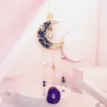 Detalle de atrapasol de luna con rodaja de ágata púrpura y cristales colgantes - Lapislázuli (10cm)
