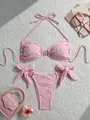 Vue détaillée de l'ensemble bikini rose à texture florale et boucles décoratives. - S / Rose