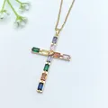 Elegante collana a croce in oro con vivaci pietre di zircone colorate taglio baguette - Stile Croce con Diamante Rettangolare Colorato (XL2606-007) / Oro