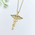 Collana con ciondolo ali di caduceo placcata in oro con zirconi bianchi e neri - Stile Caduceo Alato con Diamanti Completi (XL2606-014) / Oro