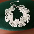 Elegante handgefertigte weiße Glasperlen-Spitzenhalskette mit großen weißen Kunstperlen - Armband / Groß / Weiß
