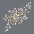 Elegante clip de novia con cristales brillantes y perlas en diseño floral dorado - Pinza Para El Cabello Versátil De Lujo Color Oro Y Diamantes Blancos Hs-j7457g