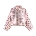 Vue détaillée de la veste bouffante rose avec imprimé à pois noirs et fermeture éclair - Pois Roses