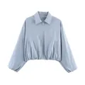 Détail d'une veste zippée courte bleu clair avec un ourlet élastique ajusté. - Bleu Clair