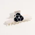 Pinza per capelli in acetato con fiore di camelia e perla stile francese in beige e nero - Beige
