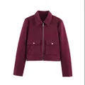 Vue détaillée d'une veste élégante en tweed bordeaux avec fermeture éclair - Bordeaux