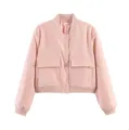 Vista frontale dettagliata di giacca rosa da donna con collo alto e grandi tasche - Taglia S / Rosa chiaro