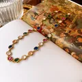 Detailaufnahme einer Vintage-Halskette im Hofstil mit lebhaften bunten Schmucksteinen - Mehrfarbige Tigerkopf Halskette