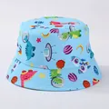 Detailansicht eines blauen Kinder-Fischerhuts mit Weltraum-Dino-Mustern und festen Nähten - S (50-54cm) / Hellblau