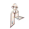 Vue détaillée d'une écharpe en soie étroite avec motif de feuille d'érable et figure - 97CM*6CM / Personnage à Parapluie Abricot Clair (KK-02-28)