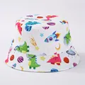 Detailansicht des weißen Kinder-Anglerhuts mit bunten Cartoon-Dinosaurier-Prints. - S (50-54cm) / Weiß