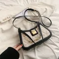 Elegante bolso bandolera acolchado en blanco y negro con cadena dorada decorativa - Triángulo Blanco