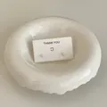 Detailansicht der weißen Mini-Süßigkeiten-Bohnen-Ohrstecker auf einer minimalistischen Karte - Weiß