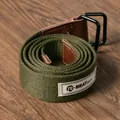 Nahaufnahme eines olivgrünen Segeltuchgürtels mit schwarzer Doppel-D-Ring-Schnalle und Leder - Regular Fit / Armeegrün