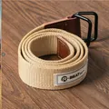 Nahaufnahme des khakifarbenen Segeltuchgürtels mit schwarzer Doppel-D-Ring-Schnalle - Regular Fit / Khaki